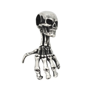 Anhänger Skull auf Knochenhand